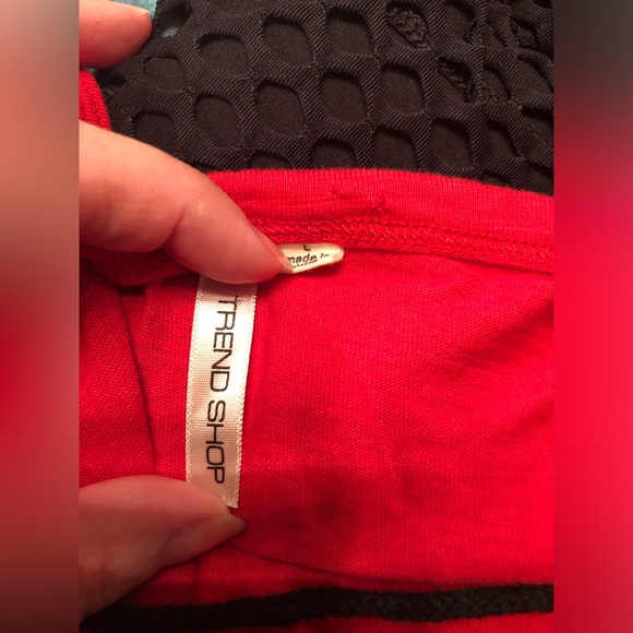 Trend Shop size large red top Vneck criss cross in black short sleeve - Picture 5 of 7